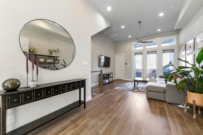 Building Photo - 2412 Canal St