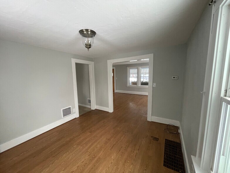 Building Photo - 104 Lynhurst Ave