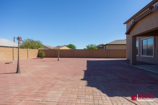 Building Photo - Beautiful Large Home Available Now!