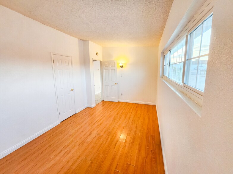 Building Photo - 5527 Baileya Ave