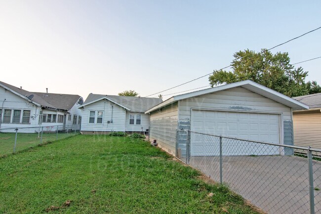 Building Photo - 2 Bedroom 1 Bath