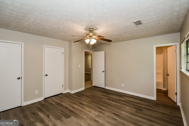 Building Photo - 263 Independence Dr