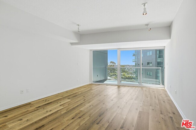 Building Photo - 13600 Marina Pointe Dr