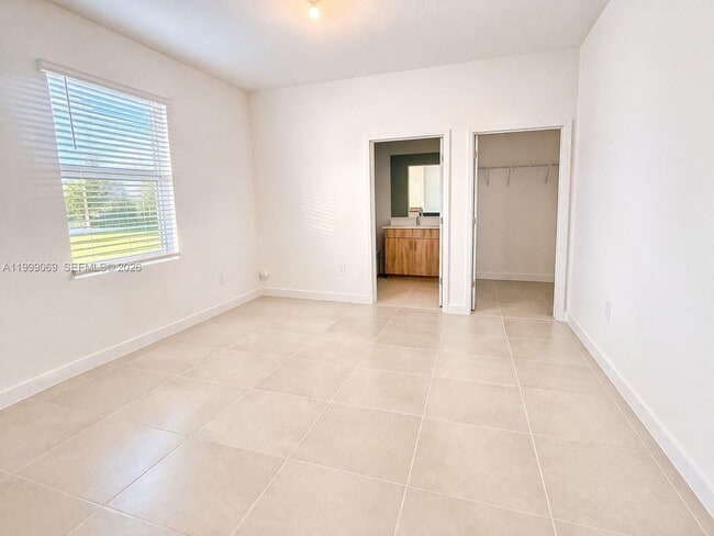 Building Photo - 627 NE 1st Ave