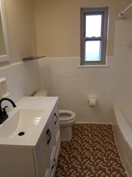 Building Photo - 1130 River Hill Dr