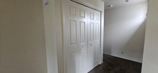 Building Photo - Great Stafford Glen Upstairs Condo