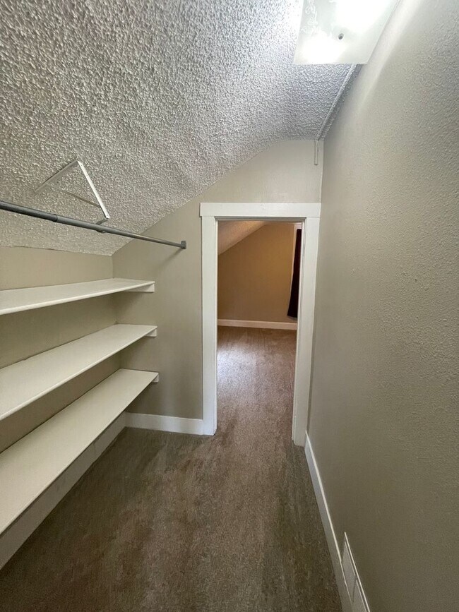 Building Photo - 818 N Corona St