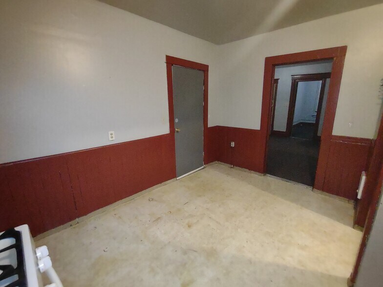 Building Photo - 645 Charles Ave
