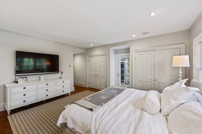 Building Photo - 135 Meeting House Ln