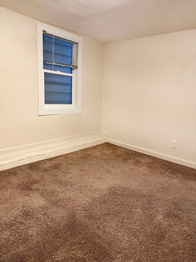 Building Photo - 5bed/2bath Single Family Home!