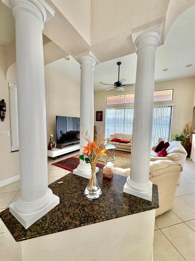 Building Photo - 3558 Collonade Dr