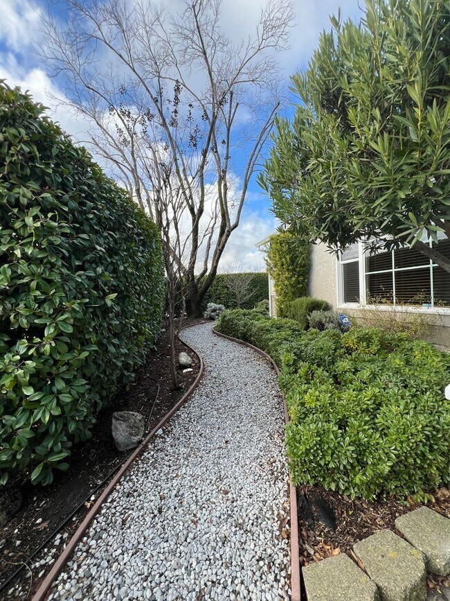 Building Photo - Welcome to this charming 2-bedroom, 2-bathroom home!