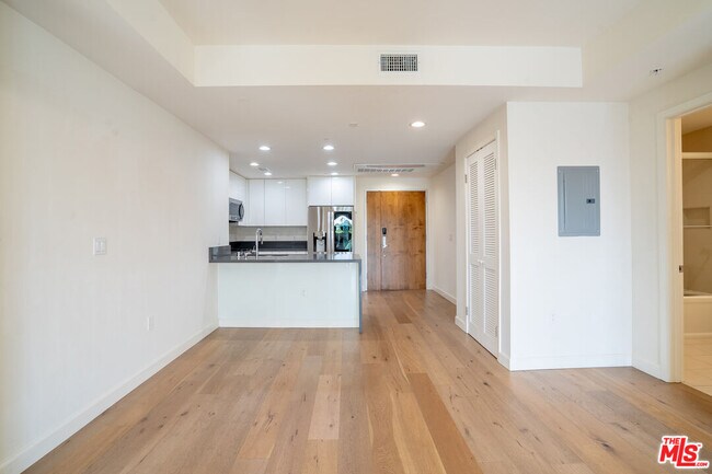 Building Photo - 105 S Mariposa Ave