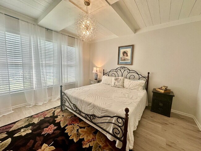 Building Photo - Beautifully Updated Elegant two Bedroom Ho...
