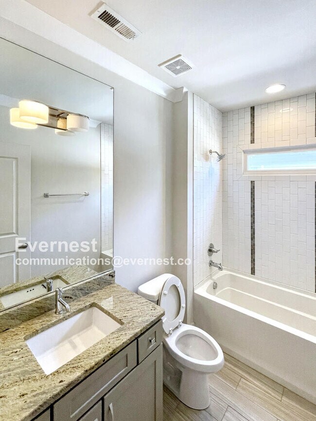 Building Photo - Spacious Town Home with Fenced Yard and Ample Parking