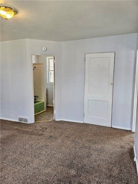 Building Photo - 627 5th Ave