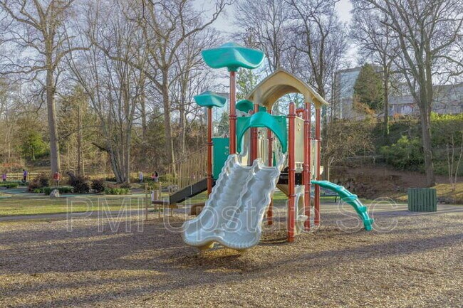 Building Photo - 204 E Park Ave