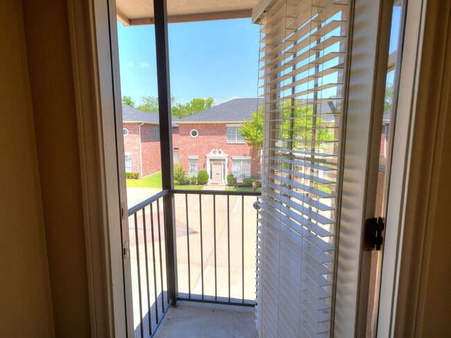 Building Photo - "Spacious 4-Bed, 4-Bath Townhouse Gem in College Station – Perfect for Comfortable Living!"