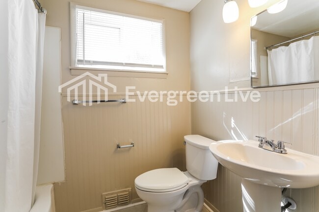 Building Photo - 4663 E Livingston Ave