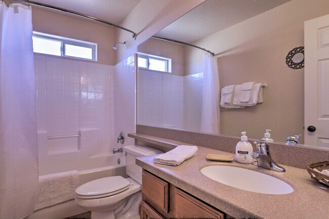 Building Photo - 2447 Rio Dr