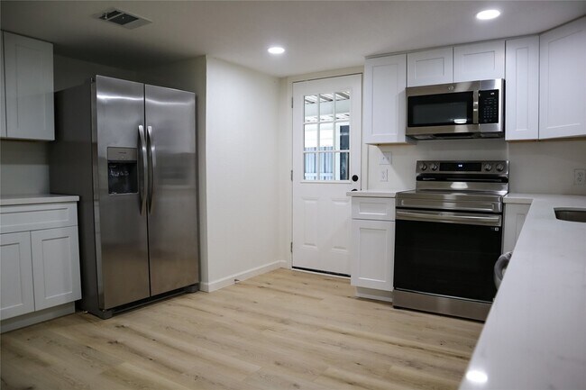 Building Photo - 621 North St