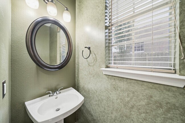 Building Photo - 4323 Ringrose Dr