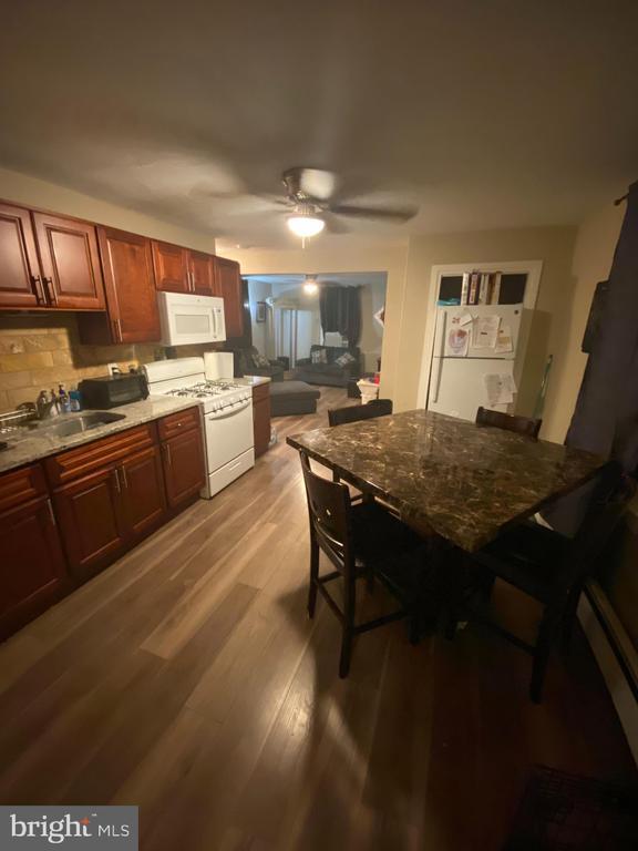 Building Photo - 430 Leconey Ave