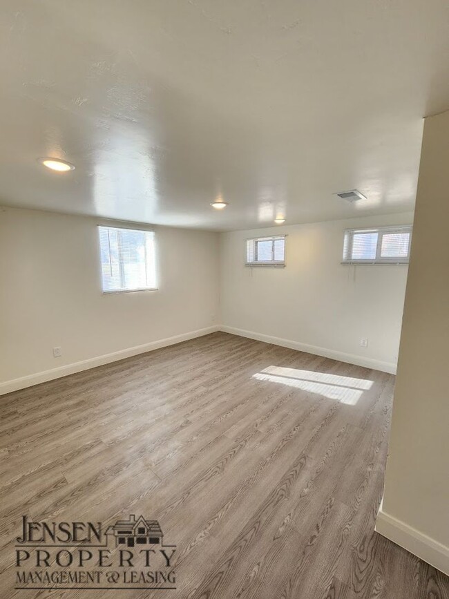 Building Photo - R698