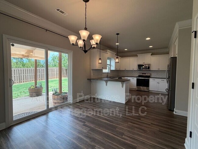 Building Photo - 1008 Swan Ct