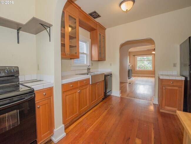 Building Photo - Amazing Well Kept Secret! 4bed 1.5bath Bungalow!
