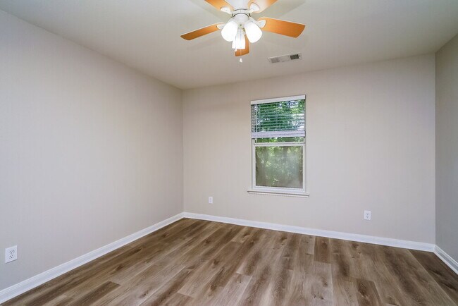 Building Photo - 1006 Primrose Dr