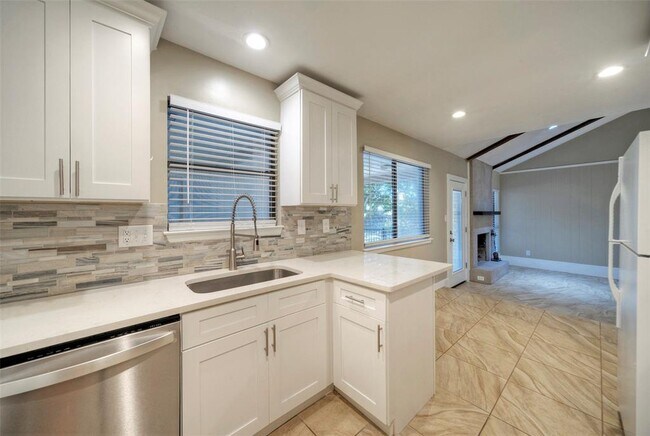 Building Photo - 104 Skyloop Dr