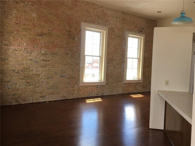 Building Photo - 1009 Main St