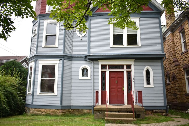 Primary Photo - Beautiful 7 bdrm/2 bath Victorian home!