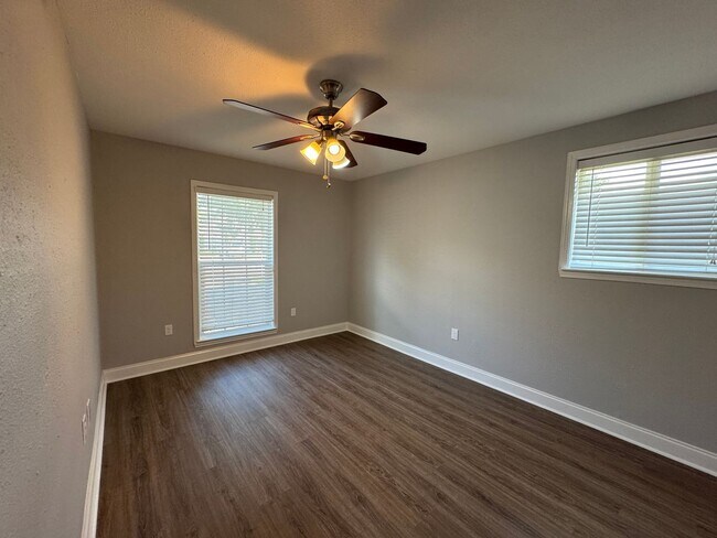 Building Photo - Great 2 Bedroom Lease near LSU
