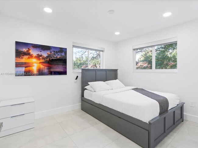 Building Photo - 4121 SW 54th Ct