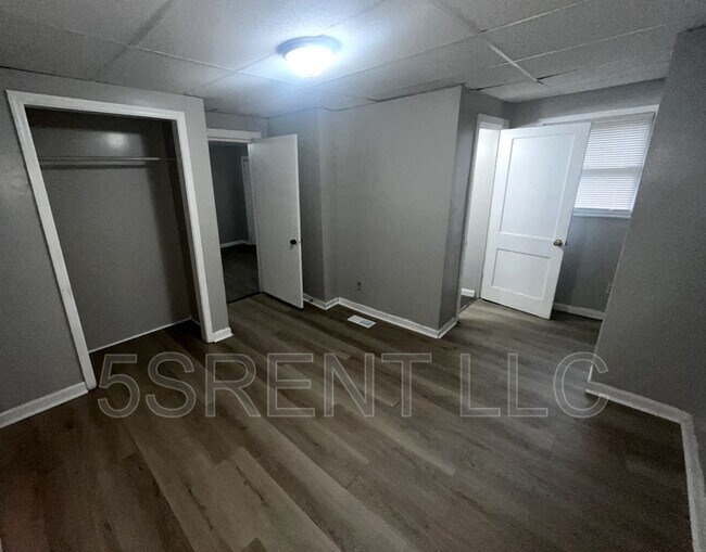 Building Photo - 240 S Mary Ellen St