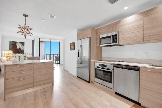 Building Photo - 121 NE 34th St