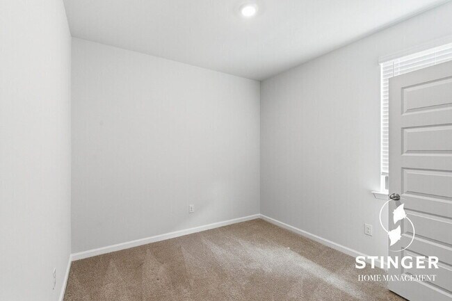 Building Photo - 548 Hideaway St