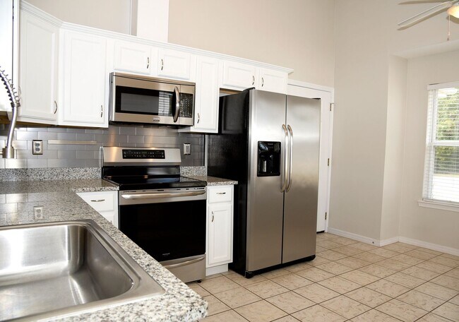 Building Photo - Central Niceville Home with Lawncare Included!