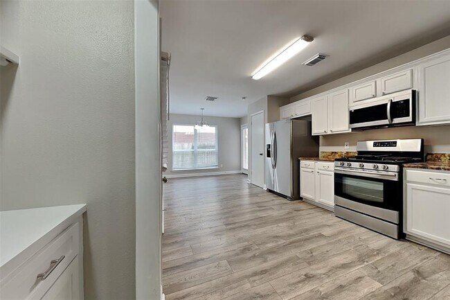 Building Photo - 3912 Ashwood Dr