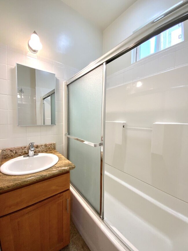 Building Photo - 4BR/2BA in Haight. IN-UNIT LAUNDRY! DISHWA...