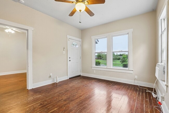 Building Photo - 2310 N Sabinas St