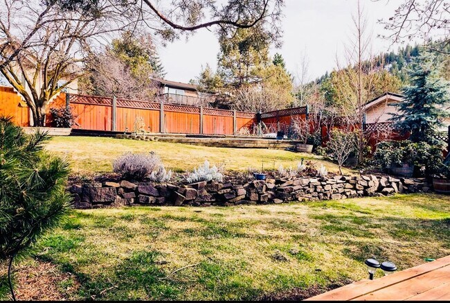 Building Photo - 3 Bdrm, 3 Bath home in Lynnewood with Gourmet Kitchen, 3 miles to Sky Lakes Medical Ctr and OIT