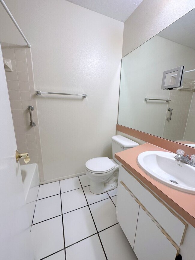 Building Photo - Quaint 2BR/2BA Citrus Park End Unit Condo ...