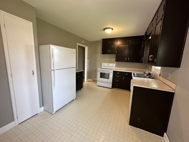 Building Photo - Spacious 4 bedroom  bathroom stand-alone h...