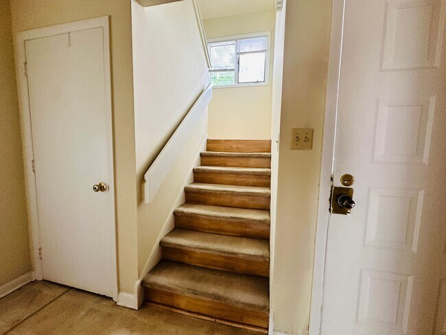 Building Photo - 3 Bedroom 2.5 Bath Townhouse