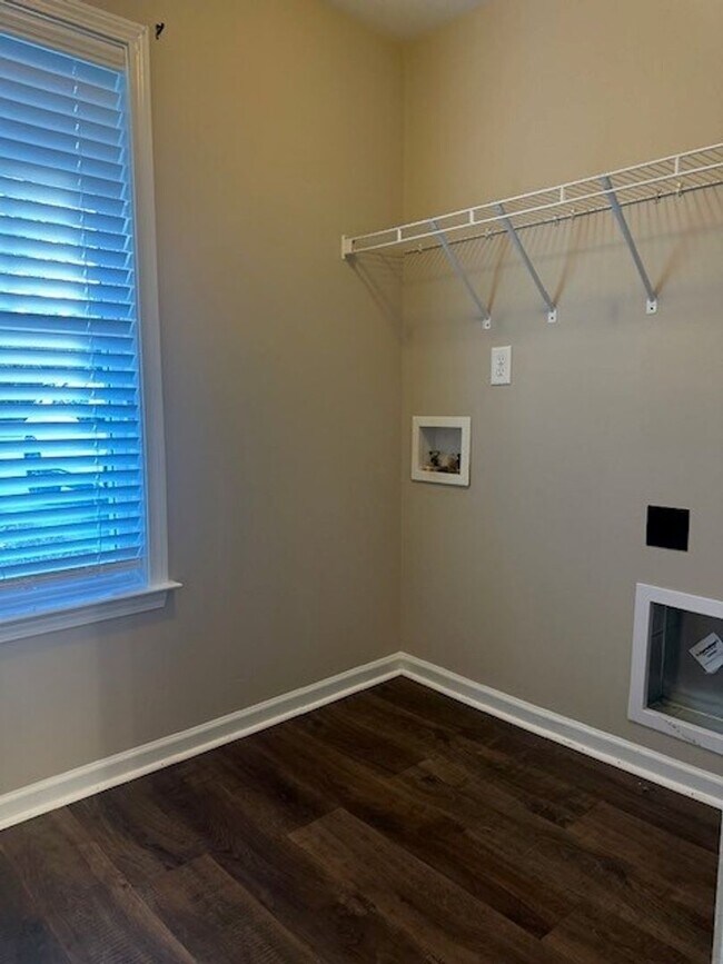 Building Photo - 3 Bed/2 Bath Home - 10 minutes to SJAFB!