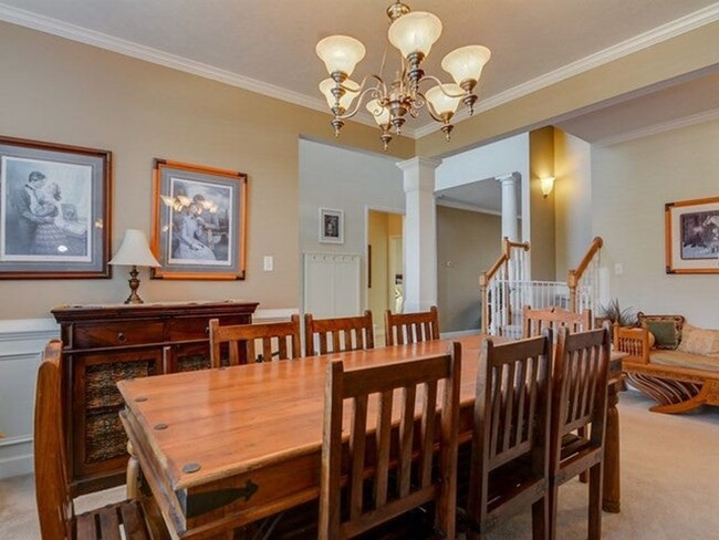 Building Photo - 5 bedroom, 3.5 bathroom home with pool in ...