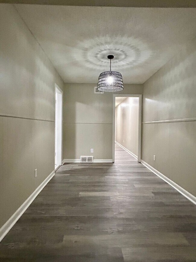 Building Photo - Cute 2-bedroom 1.5 bath duplex in Mid-Town